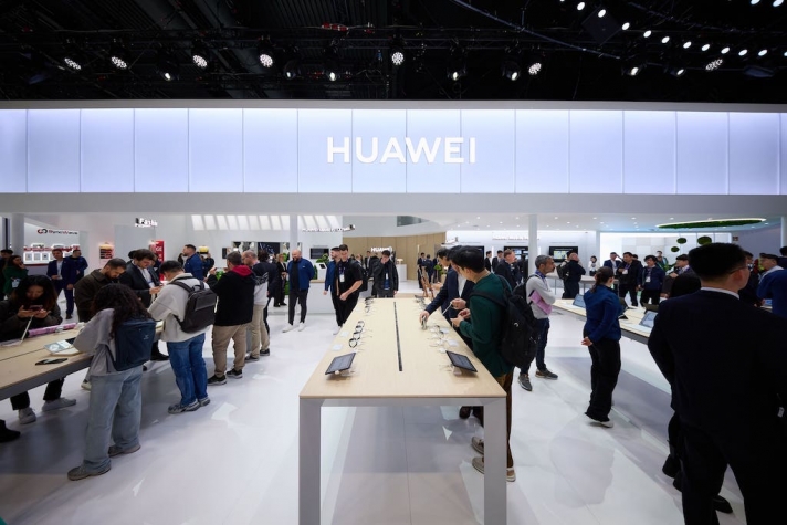 Huawei takes a new course and unveils a line of high-end, fashion-focused products at MWC 2024
