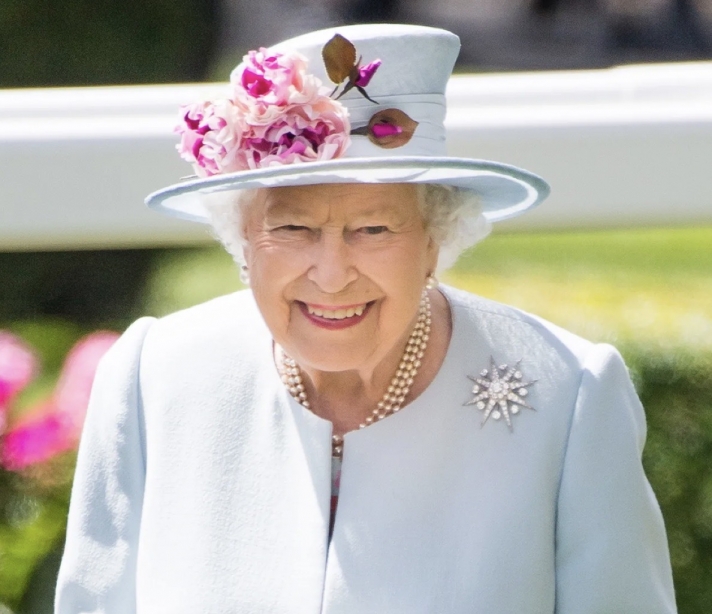 Dedicated to Queen Elizabeth II: the evolution of outfits from youth to the present day