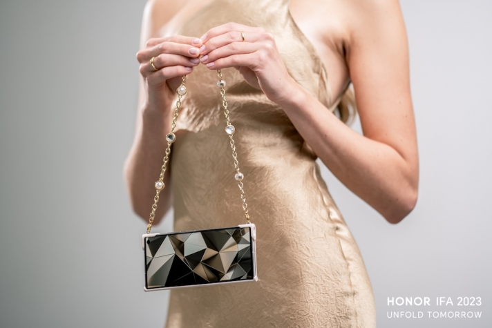 Honor introduced the world's first fashion accessory «smartphone clutch»